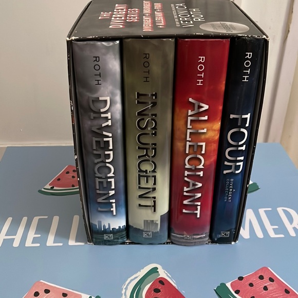 Full set hard cover divergent series - Picture 1 of 2